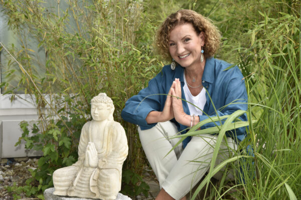 Wie ich arbeite Foto 9 Ich habe den Anspruch, dass die Probleme der Menschen, die meine Unterstützung suchen, schnell und nachhaltig gelöst werden. Meine Herangehensweise stimme ich individuell auf jeden einzelnen Klienten ab. Ich nutze dabei neueste Erkenntnisse aus der Neurowissenschaft und Methoden zur Bewusstseinsentfaltung. Button: Weiterlesen Mit echtem Interesse höre ich meinen Klienten achtsam und mitfühlend zu, um auch die Zwischentöne wahrzunehmen. Es ist mir ein Anliegen, Menschen mit viel Fingerspitzengefühl dabei zu unterstützen, sich aus ihrem „inneren Gefängnis“ zu befreien und ihr Leben vollumfänglich zu genießen. Meine Ausbildung zur „Mentaltrainerin Professional“ bei powerbrain® basiert auf dem aktuellen wissenschaftlichen Fundament der Gehirnforschung. Sie ist eine ideale Ergänzung zu meinem über die Jahre gewachsenen Wissen über die Zusammenhänge von Körper, Geist und Seele. Mein holistisch-integrativer Ansatz hilft mir dabei, den Ursachen geistig-seelischer Beschwerden auf den Grund zu gehen, die meist körperliche Symptome nach sich ziehen. Durch einen entsprechenden Methodenmix kann ich schnell und wirksam helfen. Bei der Ursachenforschung gehe ich sowohl analytisch-strategisch als auch intuitiv und wachsam ans Werk. Ich kombiniere Bewusstseinsprozesse mit einem wissenschaftlichen Fundament. Dabei integriere ich neueste Erkenntnisse aus der Gehirnforschung und der Gehirnfrequenz-Technologie. In meinen Augen kann Heilung auf nur einer Ebene nicht nachhaltig erfolgen. Es ist wichtig, gesundheitliche Probleme ganzheitlich, also auf körperlicher, geistiger und seelischer Ebene, zu betrachten. Jahrelange rein medikamentöse Behandlung und Unterdrückung von Symptomen verlagert oft die Beschwerden, anstatt sie zu lösen. Ich zeige Wege auf, wie Beschwerden nach ausführlicher Ursachenforschung schnell und nachhaltig reduziert oder behoben werden können.